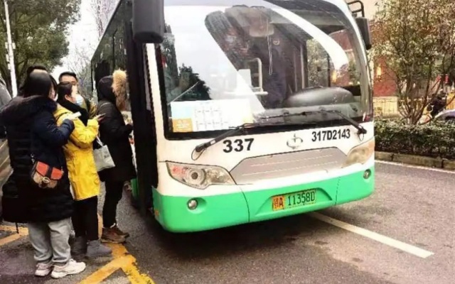 小區(qū)直達地鐵站 居民通勤節(jié)約20分鐘 武漢定制公交來啦