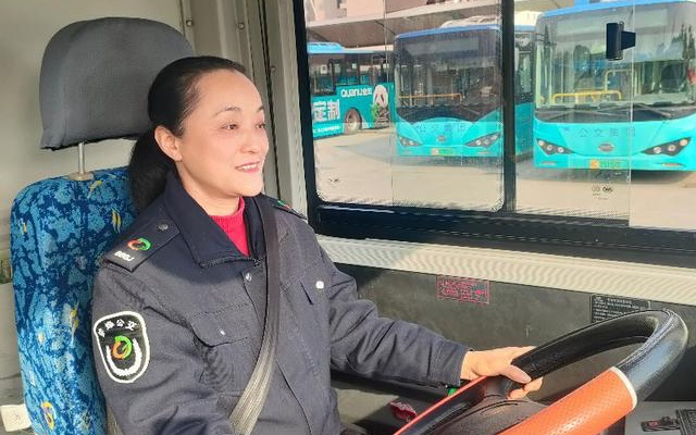 全國(guó)人大代表?xiàng)蠲缑纾撼碎_好公交車 我關(guān)注的還有很多