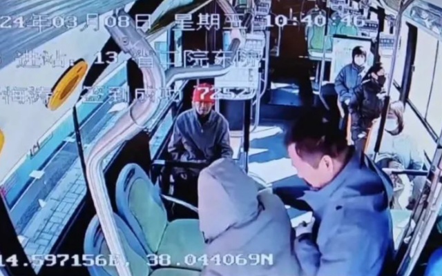 攙扶坐輪椅老人上下車 公交司機(jī)細(xì)心舉動(dòng)溫暖十米車廂