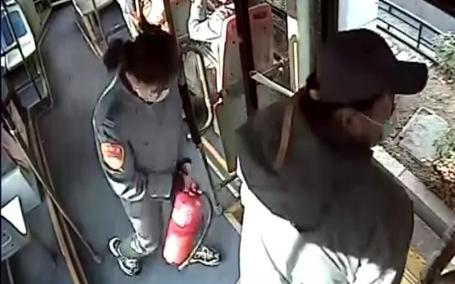 路遇電動(dòng)三輪自燃 石家莊公交車長出手相助