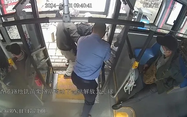 寄表揚(yáng)信、撥打市長熱線 市民紛紛點(diǎn)贊武漢公交