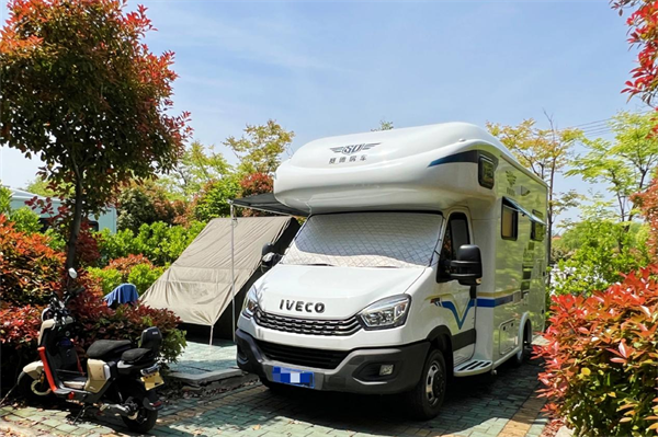 化身“移動(dòng)城堡” 依維柯房車帶你踏上露營(yíng)之旅 