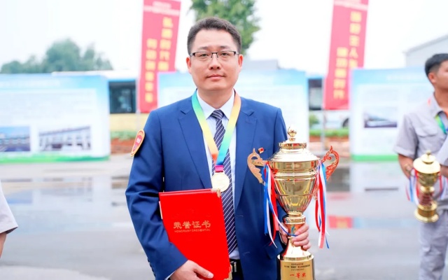 致敬勞動(dòng)者 小小公交駕駛艙內(nèi)有他的“四心”