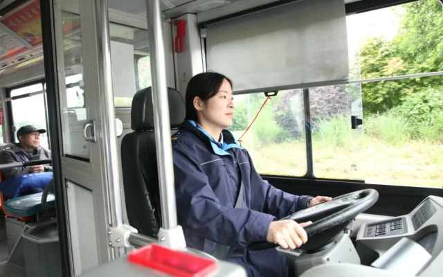 “上車慢點(diǎn)，請站穩(wěn)扶好！” 這是她的口頭禪