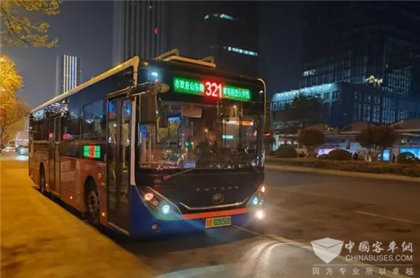 延續(xù)城市煙火氣！青島公交末班車延時催熱“夜經(jīng)濟”