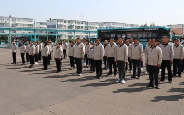 延吉市公交集團(tuán)舉行2024年基干民兵集合點(diǎn)驗(yàn)大會(huì)