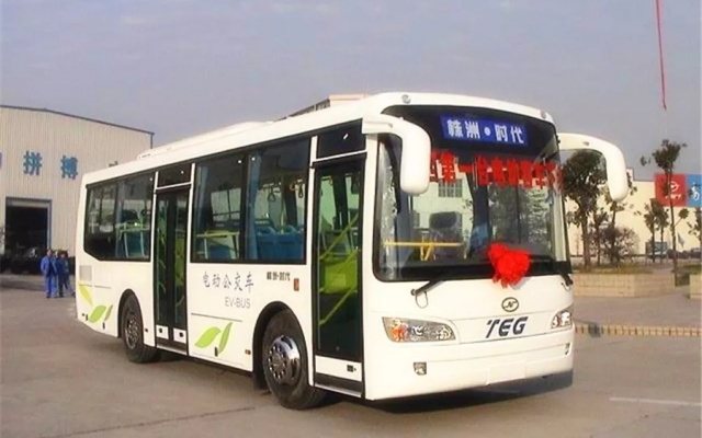 敢為人先 開(kāi)拓新篇 第一臺(tái)電動(dòng)客車(chē)誕生記