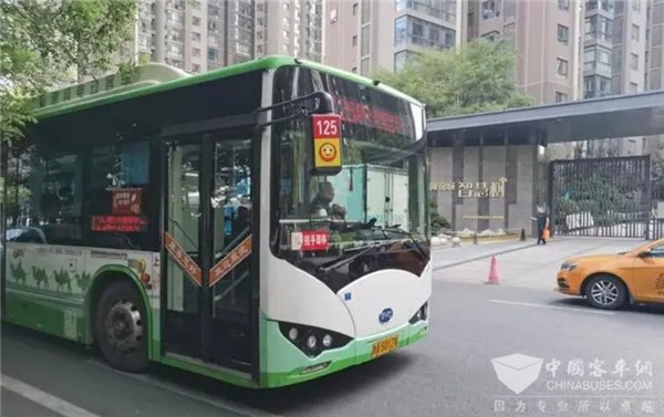 隨上隨下 西安首批“招手?！惫痪€路開通