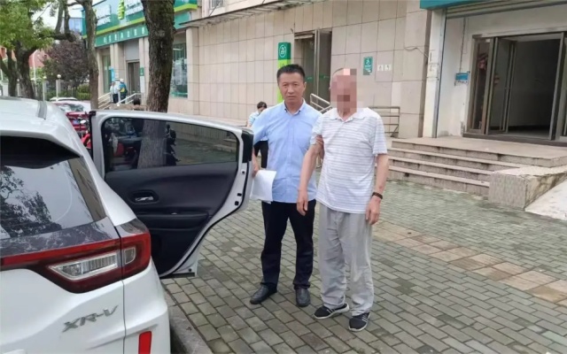 以愛為航 武漢公交人暖心護(hù)送迷路老人回家