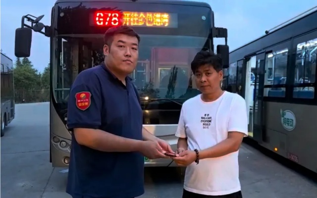 愛隨車行 粗心乘客丟失手機(jī) 鄭州公交車長(zhǎng)細(xì)心歸還
