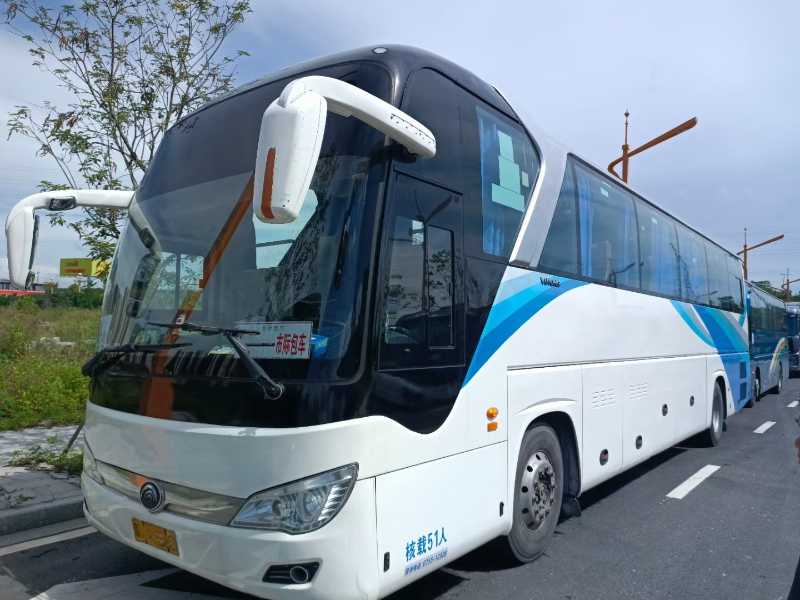 多臺(tái)12米國(guó)五宇通6122雙罐天然氣LNG客車