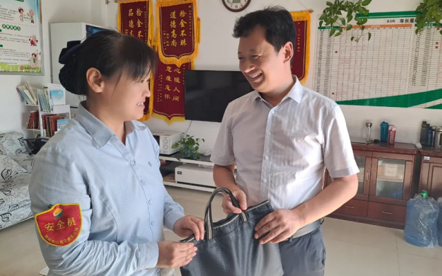 著急下車把包“丟” 鄭州公交B3路駕駛員遆亞蓓暖心歸還獲贊揚(yáng)
