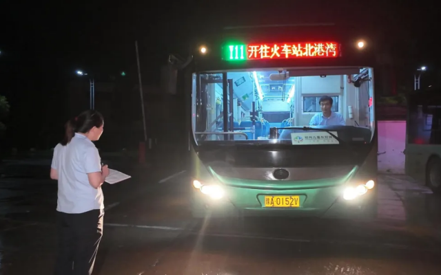 暴雨中的“如約而至”?鄭州公交守護(hù)城市夜歸人