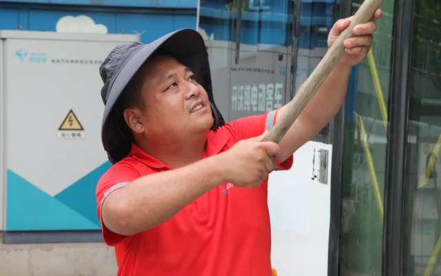小伙戶外一天揮動(dòng)600余次長(zhǎng)柄刷子給公交車“美容”