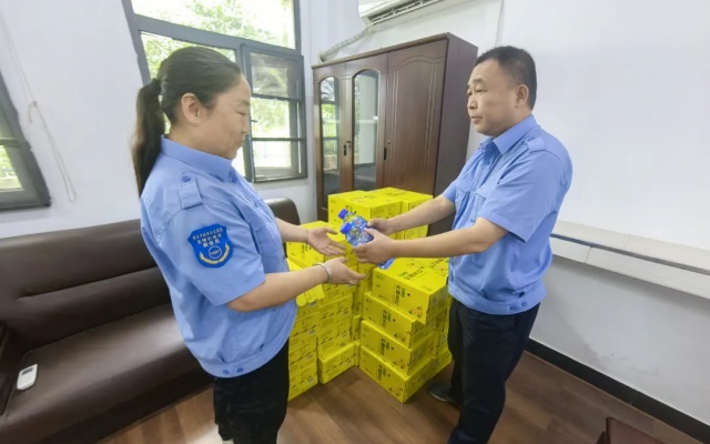 高溫酷暑下的堅守與關(guān)懷 公交集團多措并舉護航暑運