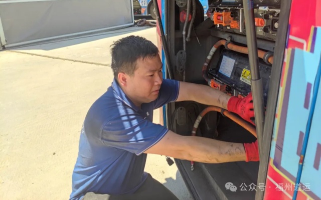 福州公交車“醫(yī)生”在“烤箱”中為公交車把脈問診