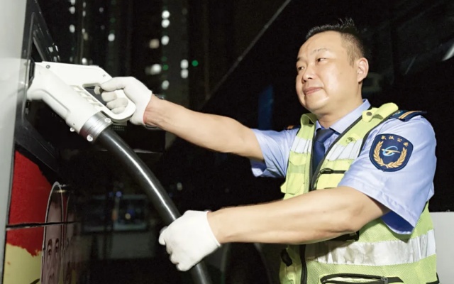 武漢公交充電工：時(shí)刻把安全放在第一