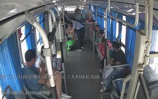 乘客突發(fā)身體不適 武漢公交司機(jī)細(xì)心照料