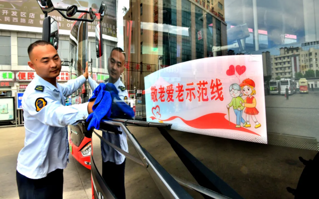 阜陽(yáng)公交：敬老愛(ài)老文明示范線，推動(dòng)老年友好型民生服務(wù)升級(jí)