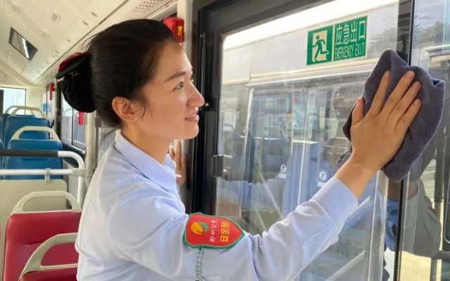 十米車廂的守護(hù)者 致敬我們最美的駕駛員！