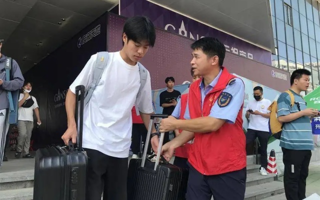 武漢公交“星星之火”志愿服務(wù)隊(duì)，化身“城市旅游導(dǎo)游”服務(wù)新生