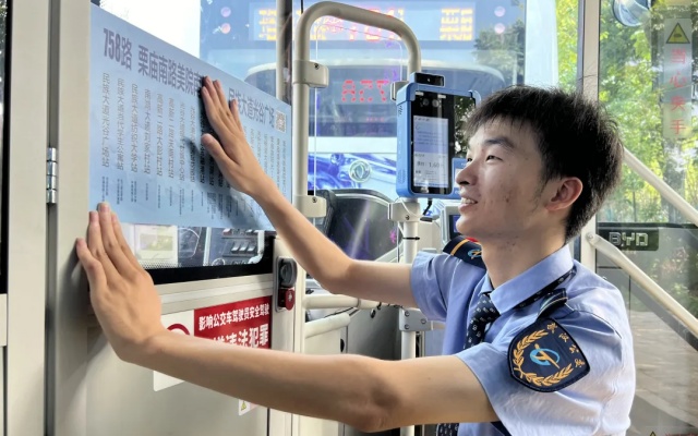 方便外地新生游武漢，“00后”公交司機自制“線路導(dǎo)乘圖”