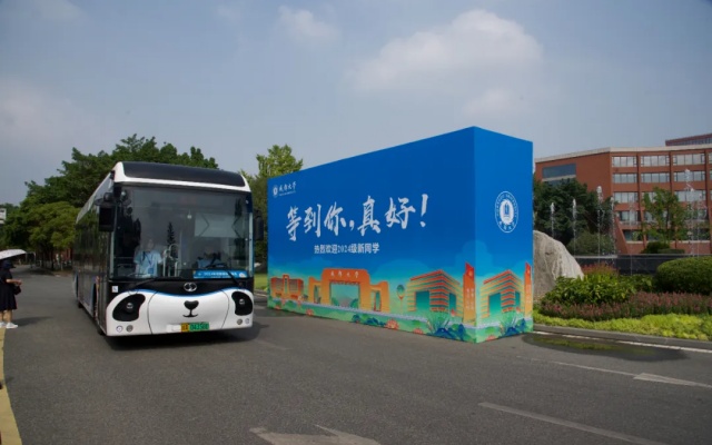 西門片區(qū)38條通學(xué)定制開啟“護學(xué)”模式