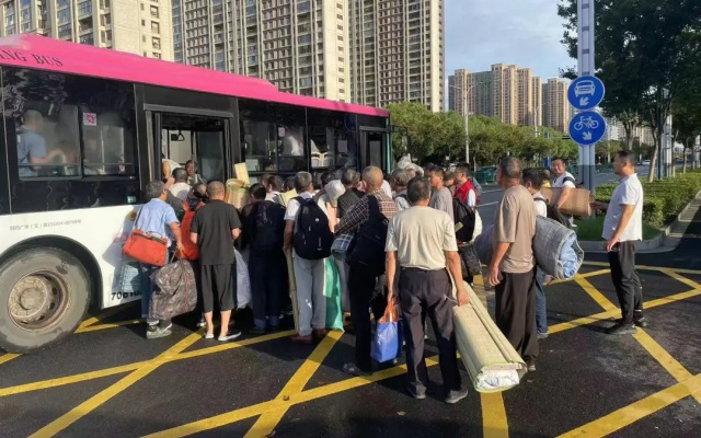 護(hù)送14870名務(wù)工者，公交人以溫暖之舉守護(hù)每一份安全
