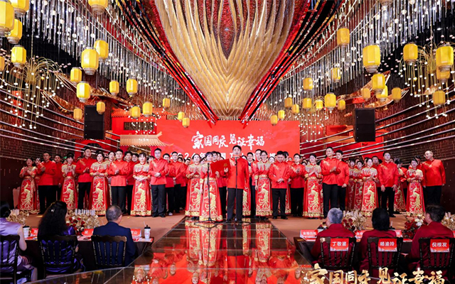 家國(guó)同慶  “紅胖子”婚車 見證幸福時(shí)刻
