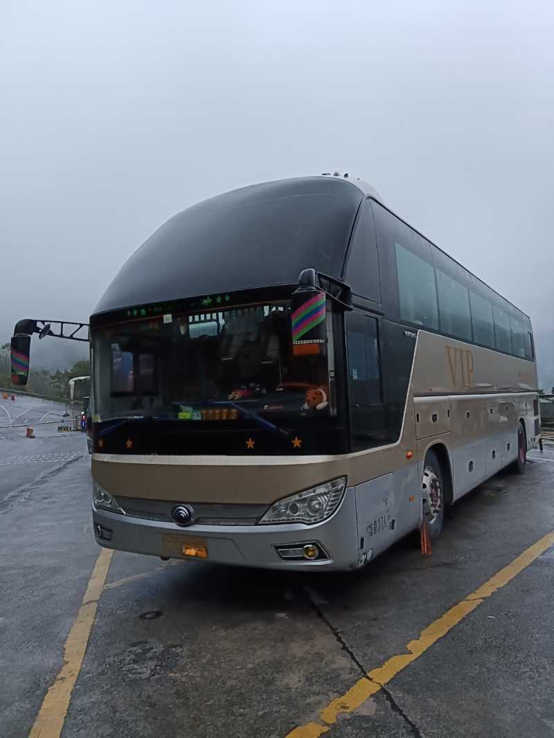 兩臺(tái)國(guó)五37座2+1宇通6122一手旅游車