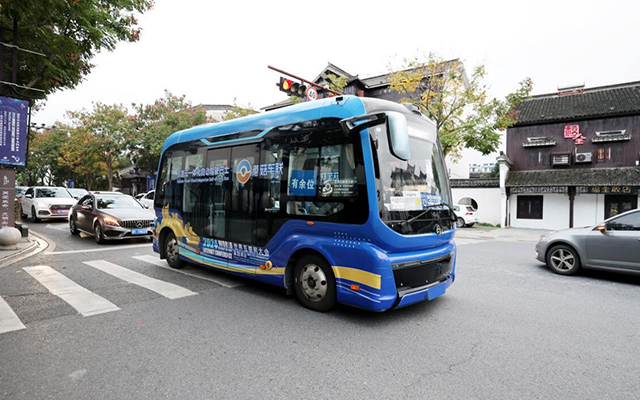 烏鎮(zhèn)峰會上的科技先鋒 金旅“馳?！睙o人駕駛巴士亮相