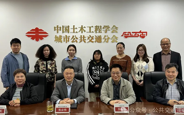 中國(guó)客車(chē)網(wǎng)總編吳永強(qiáng)一行到訪公交分會(huì) 座談第十九屆客車(chē)業(yè)盤(pán)點(diǎn)籌備