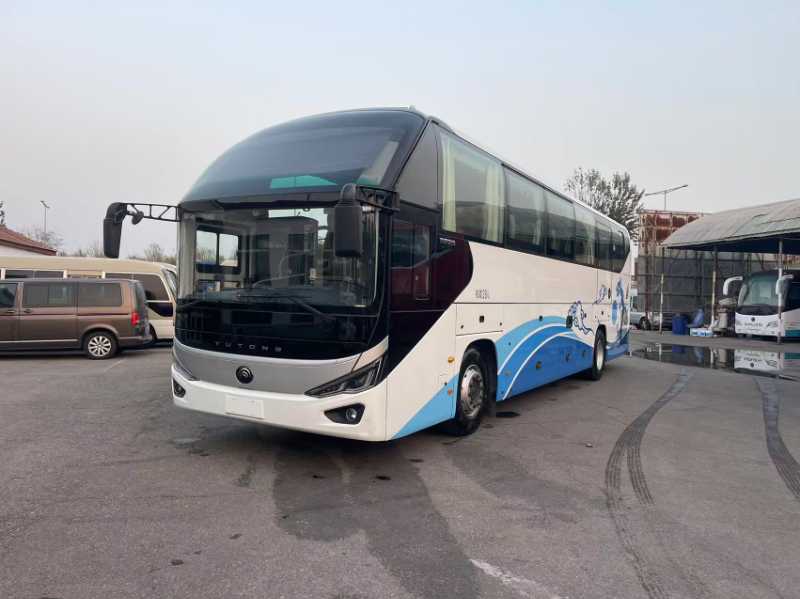 2023年7月 準(zhǔn)新國(guó)六39座半臥帶腿托宇通6120氣囊車