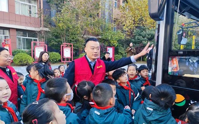 鄭州公交志愿服務(wù)隊聯(lián)合多方力量 推進小學(xué)生交通安全教育