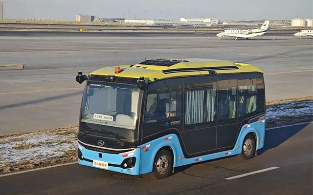 智能出行 金龍無人接駁車在烏魯木齊國際機(jī)場(chǎng)投入試運(yùn)行