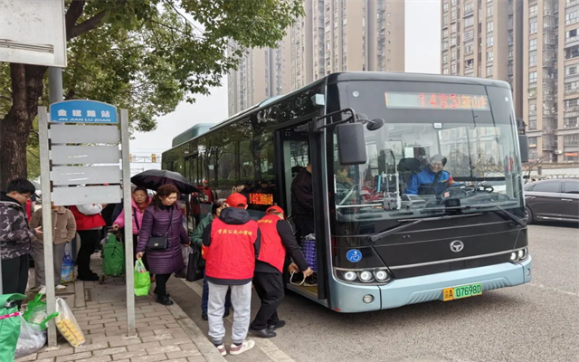重慶公交“站小青” 春運(yùn)路上的溫暖使者