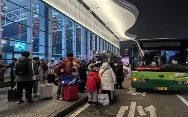 包頭公交雪中送暖 東河機(jī)場(chǎng)滯留旅客“夜歸人”