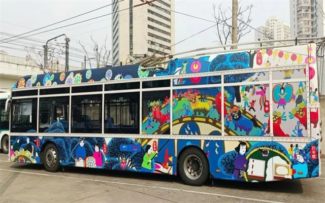 非遺“動(dòng)”起來(lái) 金山農(nóng)民畫裝點(diǎn)上海20路公交車