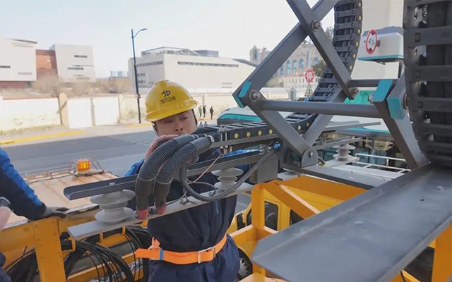 寒潮來(lái)襲 上海久事公交部門(mén)保障超級(jí)電容車(chē)受電弓正常運(yùn)行