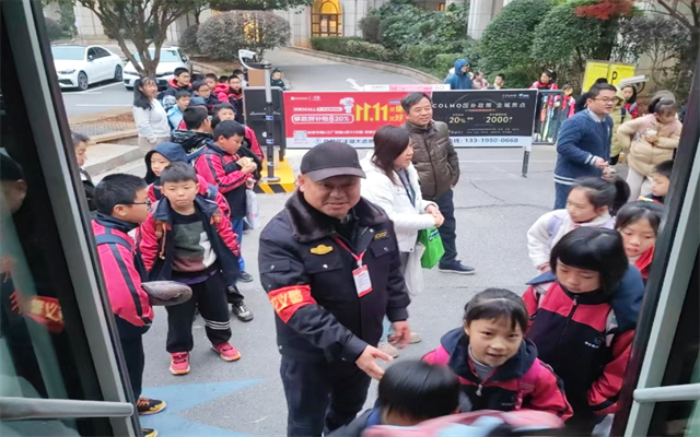 200條定制線(xiàn)路+500 名義警 長(zhǎng)沙公交守護(hù)開(kāi)學(xué)季出行