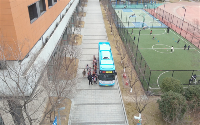 科技護學(xué)！南京公交“小藍鯨”無人機開啟校園守護新模式