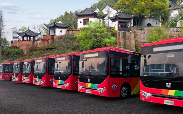 雙“星”驅(qū)動 運力煥新 吉利星際客車首次交付湖北赤壁