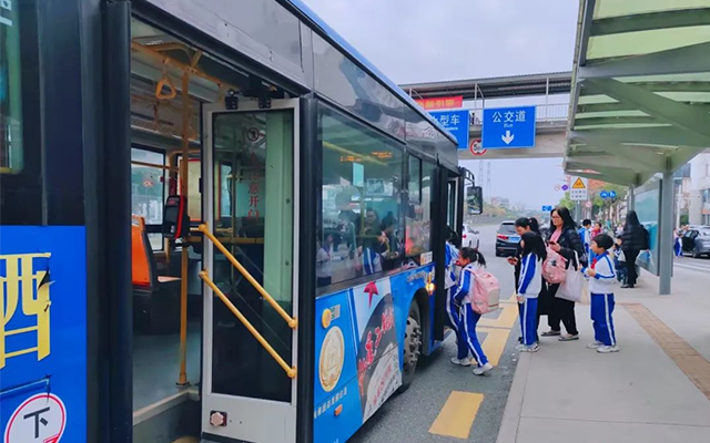 服務(wù)送上門 東部公交聯(lián)合深圳通 校園社區(qū)辦卡解出行難題