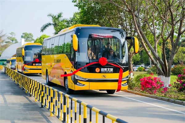 金龍純電動(dòng)客車批量交付云南大理 開啟文旅出行零碳時(shí)代??