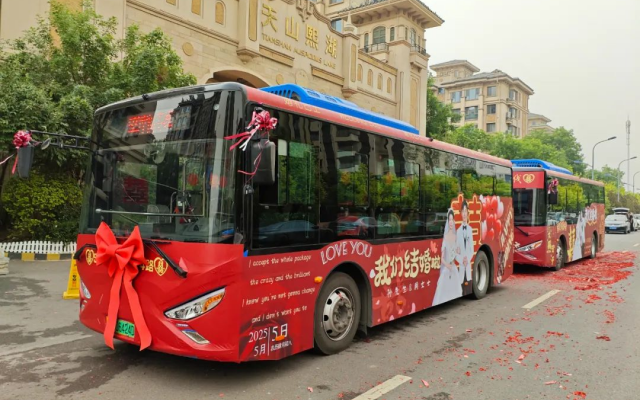 “公交婚車”定格愛的獨(dú)家記憶
