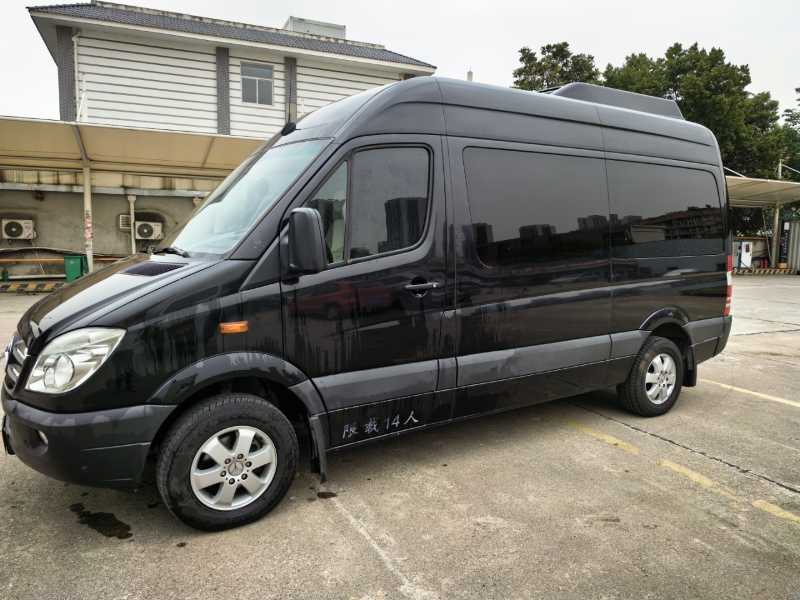 2017年4月上牌14座國五非營運(yùn)柴油奔馳中型車