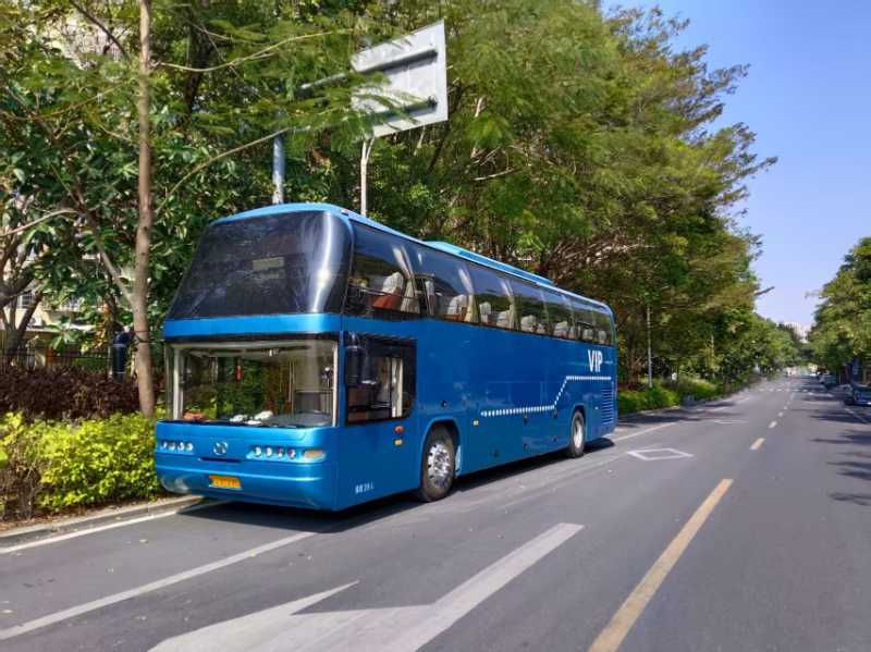2017年上牌39座半臥國(guó)四有司機(jī)臥鋪大漢6128旅游車(chē)