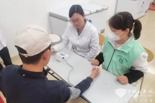 雙向奔赴！白衣天使與公交職工相互關(guān)愛情意深