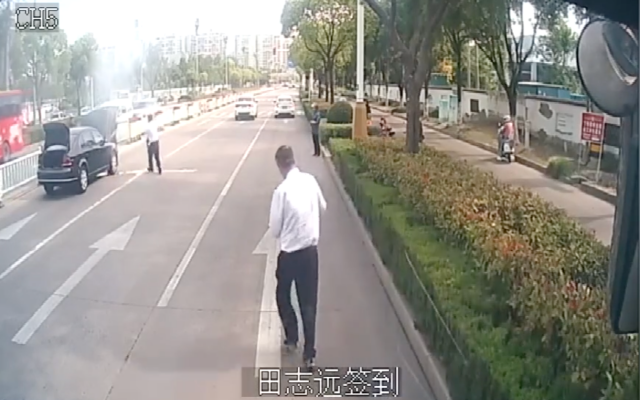 【6+1“心”服務】私家車發(fā)生自燃，“幸福擺渡人”迅速撲救