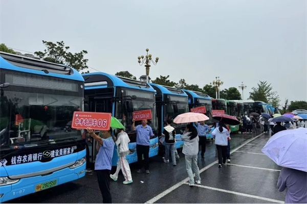 黃海純電動(dòng)公交，為莘莘學(xué)子保駕護(hù)航